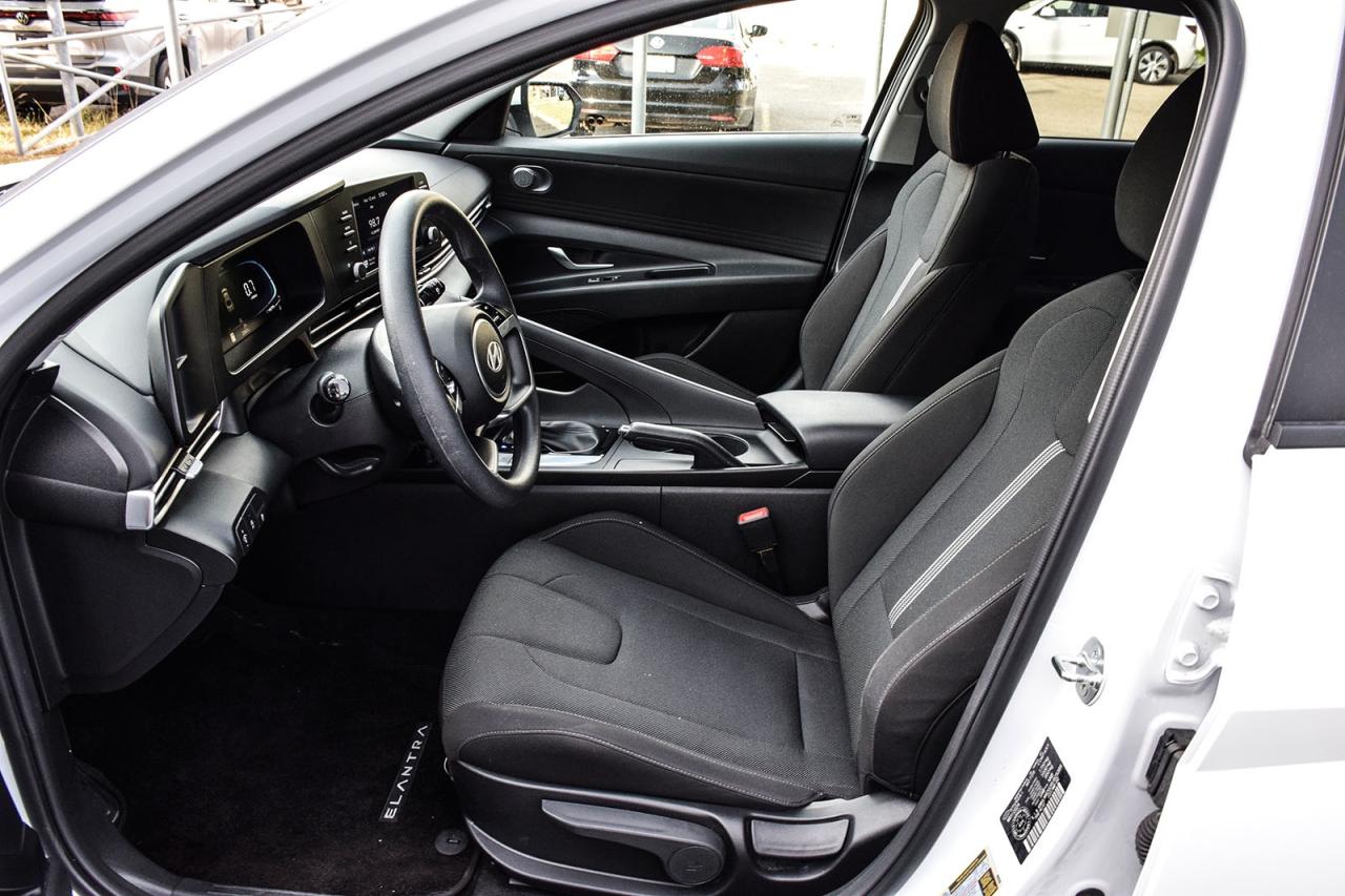 2024 Hyundai Elantra ESSENTIAL / NO ACCIDENTS / CARPLAY / BACKUP CAMERA Photo