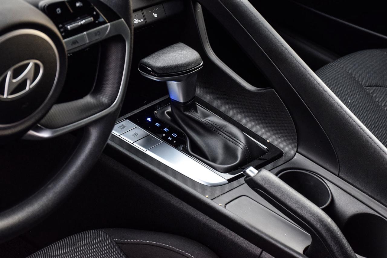 2024 Hyundai Elantra ESSENTIAL / NO ACCIDENTS / CARPLAY / BACKUP CAMERA Photo