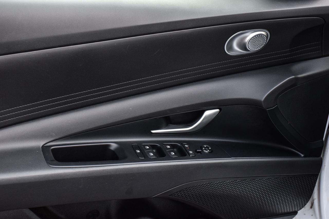 2024 Hyundai Elantra ESSENTIAL / NO ACCIDENTS / CARPLAY / BACKUP CAMERA Photo