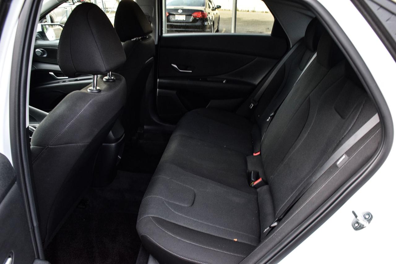 2024 Hyundai Elantra ESSENTIAL / NO ACCIDENTS / CARPLAY / BACKUP CAMERA Photo