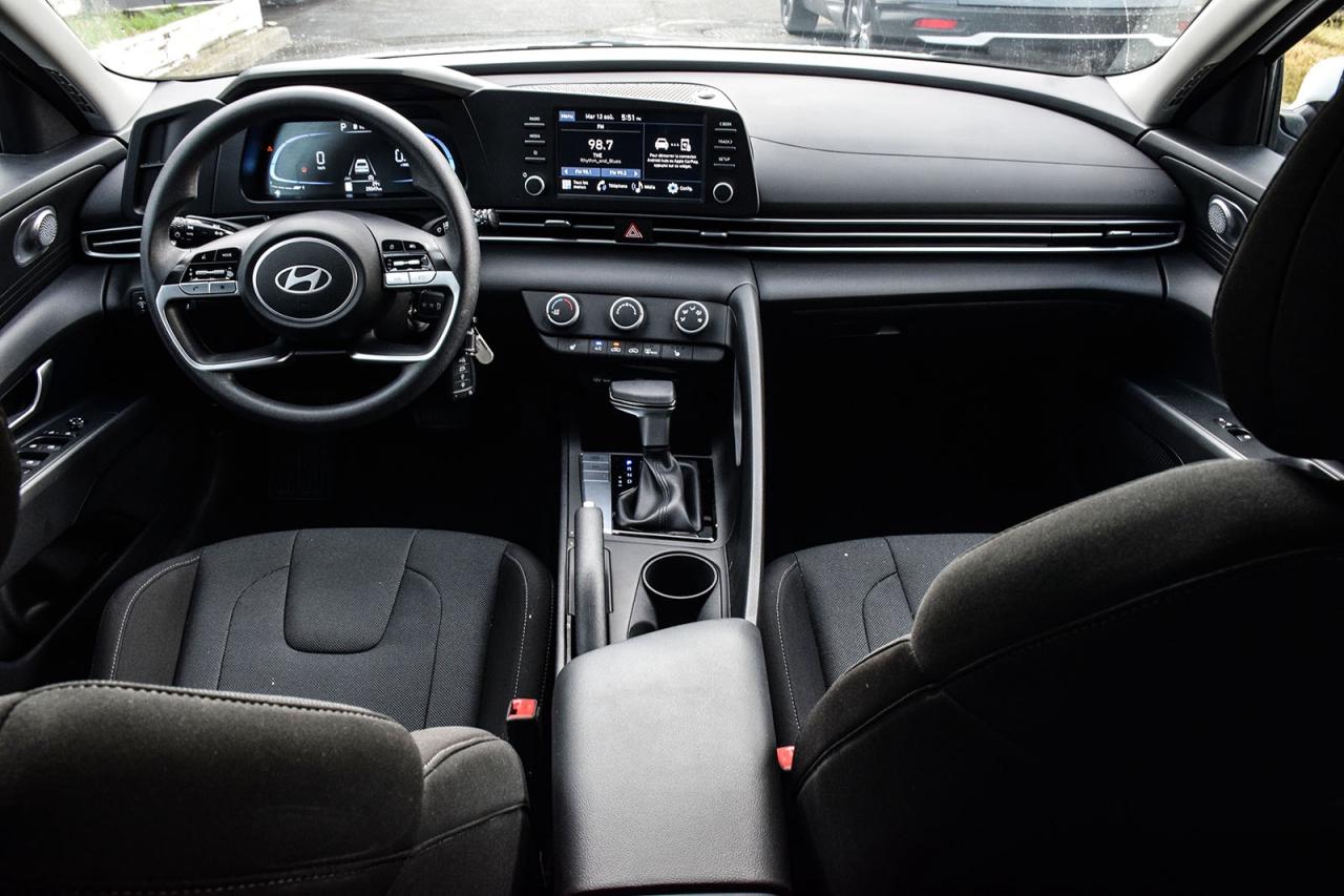 2024 Hyundai Elantra ESSENTIAL / NO ACCIDENTS / CARPLAY / BACKUP CAMERA Photo