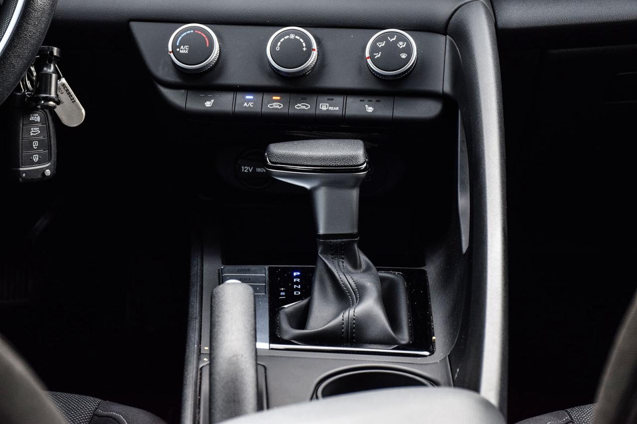 2024 Hyundai Elantra ESSENTIAL / NO ACCIDENTS / CARPLAY / BACKUP CAMERA Photo