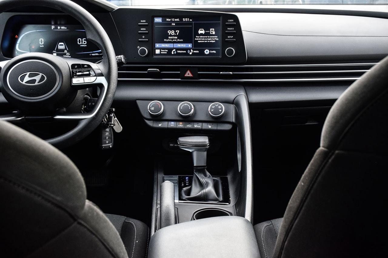 2024 Hyundai Elantra ESSENTIAL / NO ACCIDENTS / CARPLAY / BACKUP CAMERA Photo