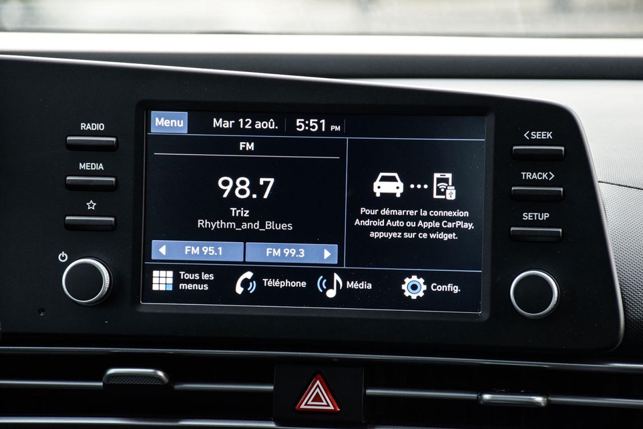 2024 Hyundai Elantra ESSENTIAL / NO ACCIDENTS / CARPLAY / BACKUP CAMERA Photo