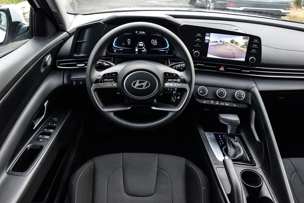 2024 Hyundai Elantra ESSENTIAL / NO ACCIDENTS / CARPLAY / BACKUP CAMERA Photo