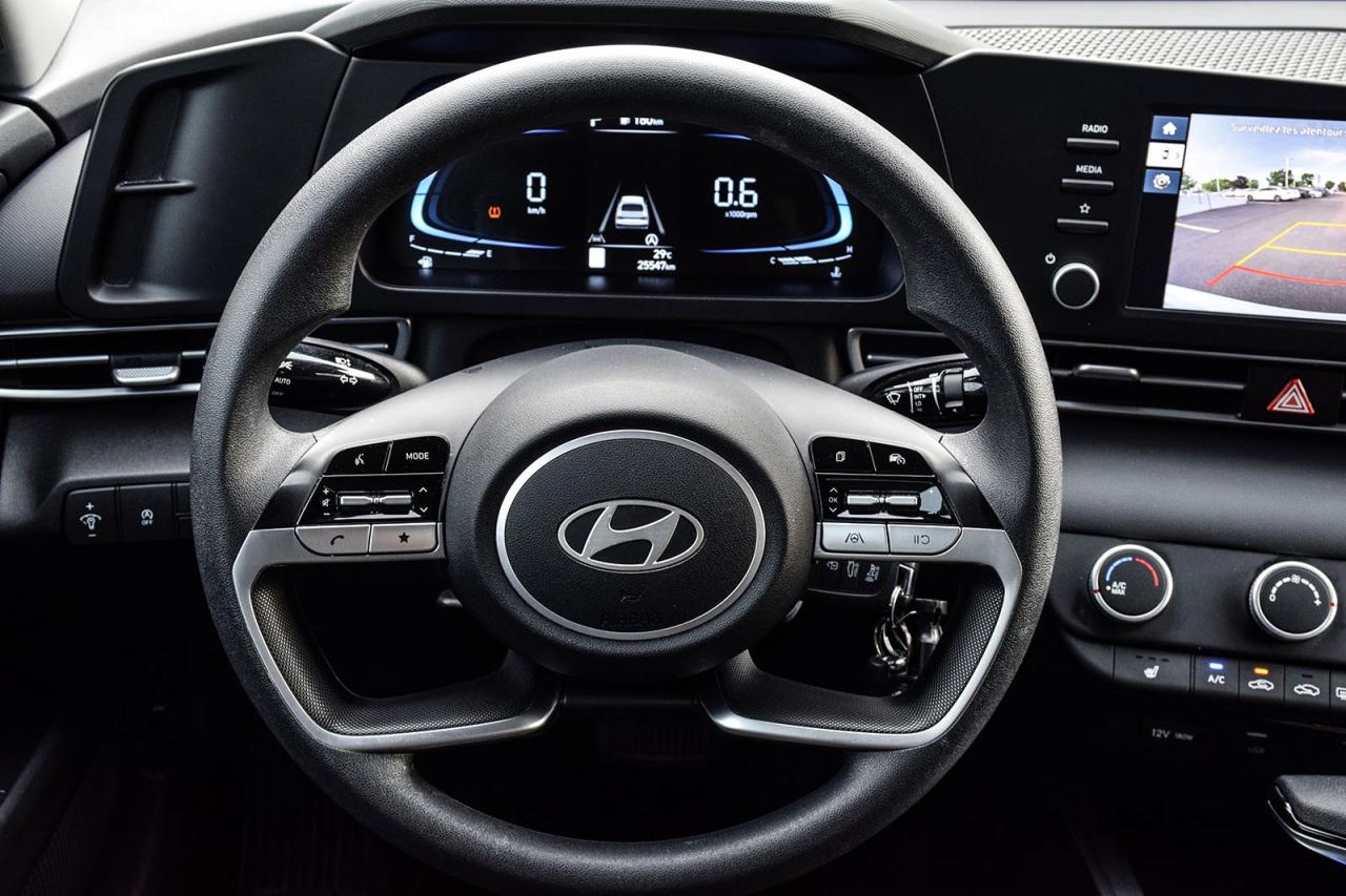 2024 Hyundai Elantra ESSENTIAL / NO ACCIDENTS / CARPLAY / BACKUP CAMERA Photo