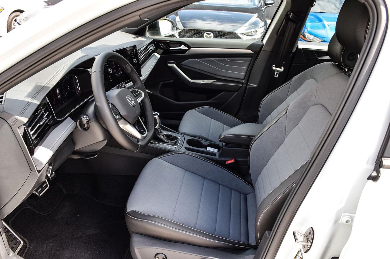 2025 Volkswagen Jetta COMFORTLINE SPORTS PKG / CLEAN CARFAX / SUNROOF Photo