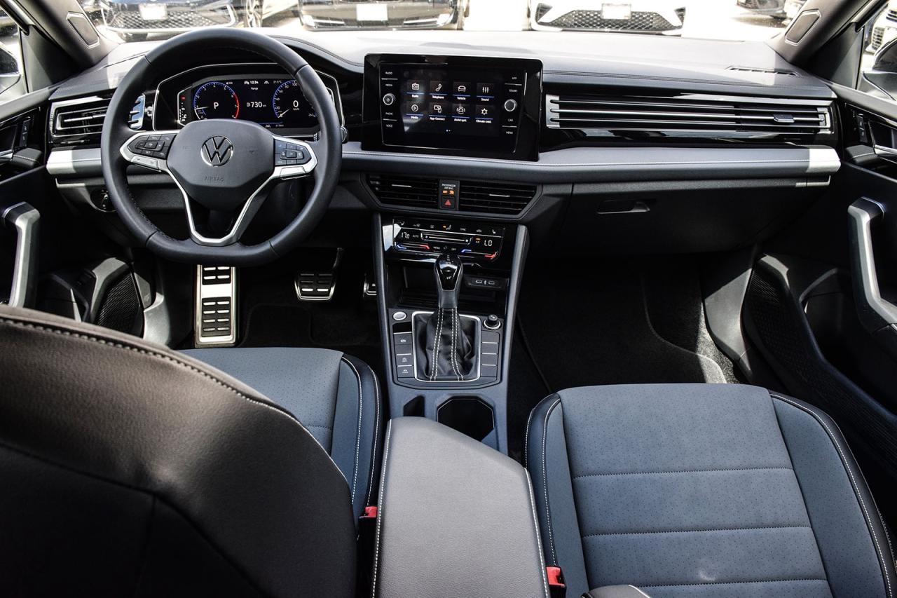 2025 Volkswagen Jetta COMFORTLINE SPORTS PKG / CLEAN CARFAX / SUNROOF Photo