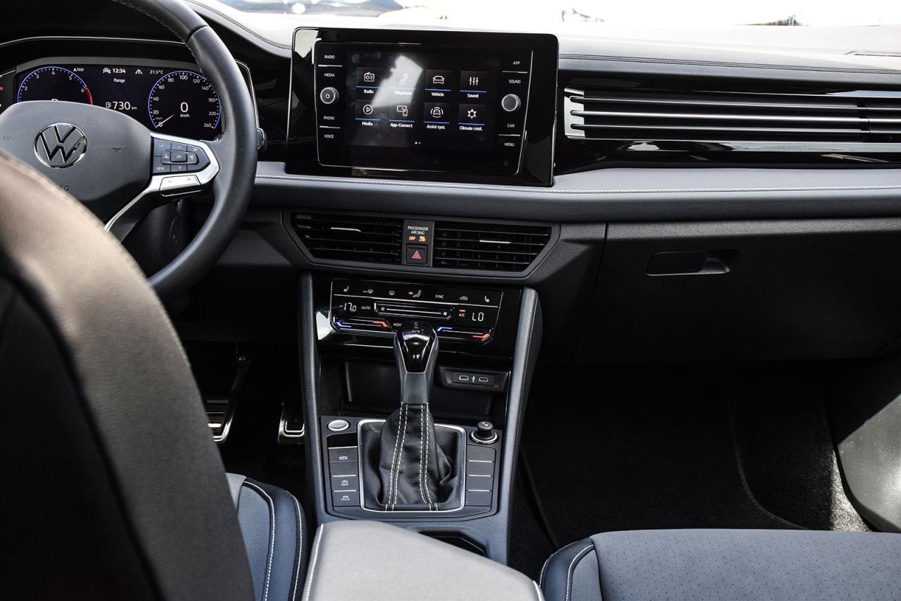 2025 Volkswagen Jetta COMFORTLINE SPORTS PKG / CLEAN CARFAX / SUNROOF Photo