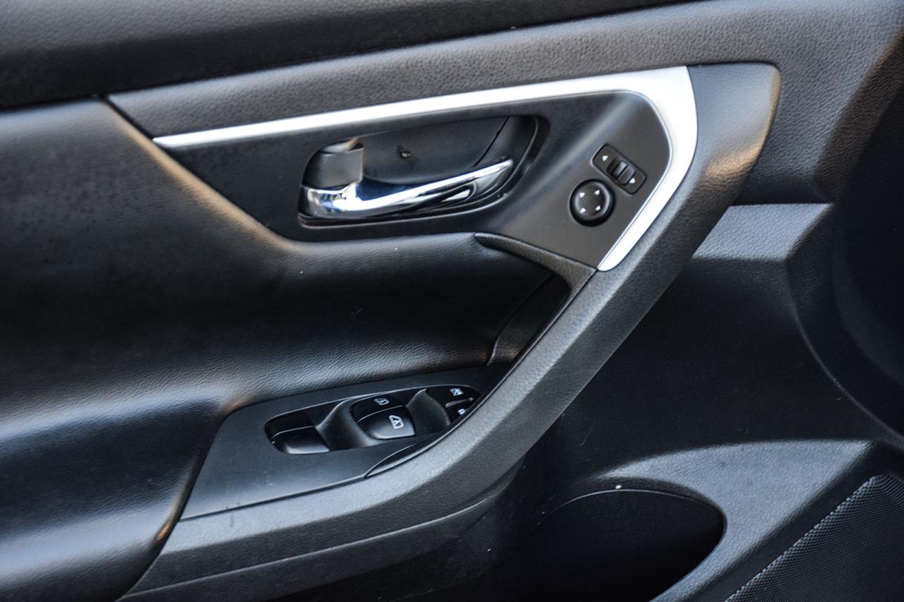 2018 Nissan Altima 2.5 SV SUNROOF AS IS SPECIAL Photo