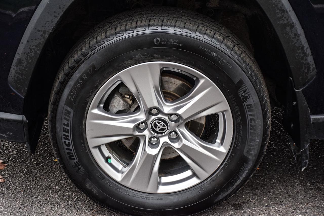 2023 Toyota RAV4 Hybrid XLE AWD / NO ACCIDENT /SUNROOF / CARPLAY / BSM Photo