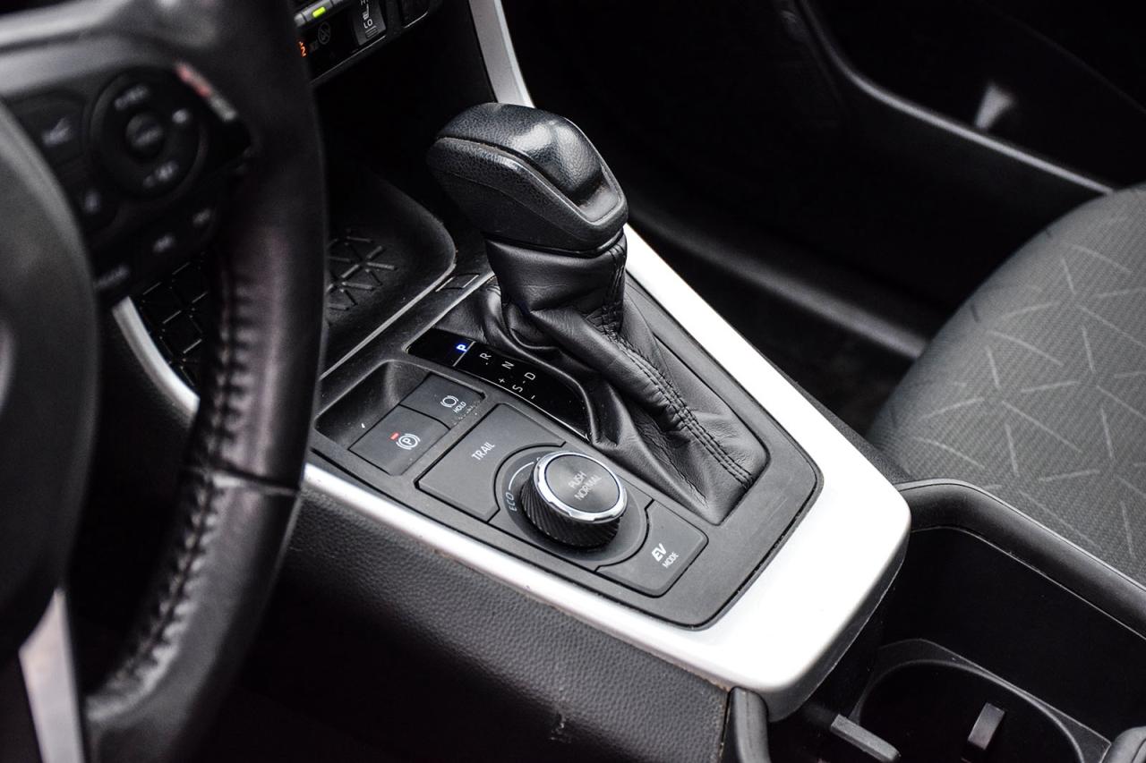 2023 Toyota RAV4 Hybrid XLE AWD / NO ACCIDENT /SUNROOF / CARPLAY / BSM Photo