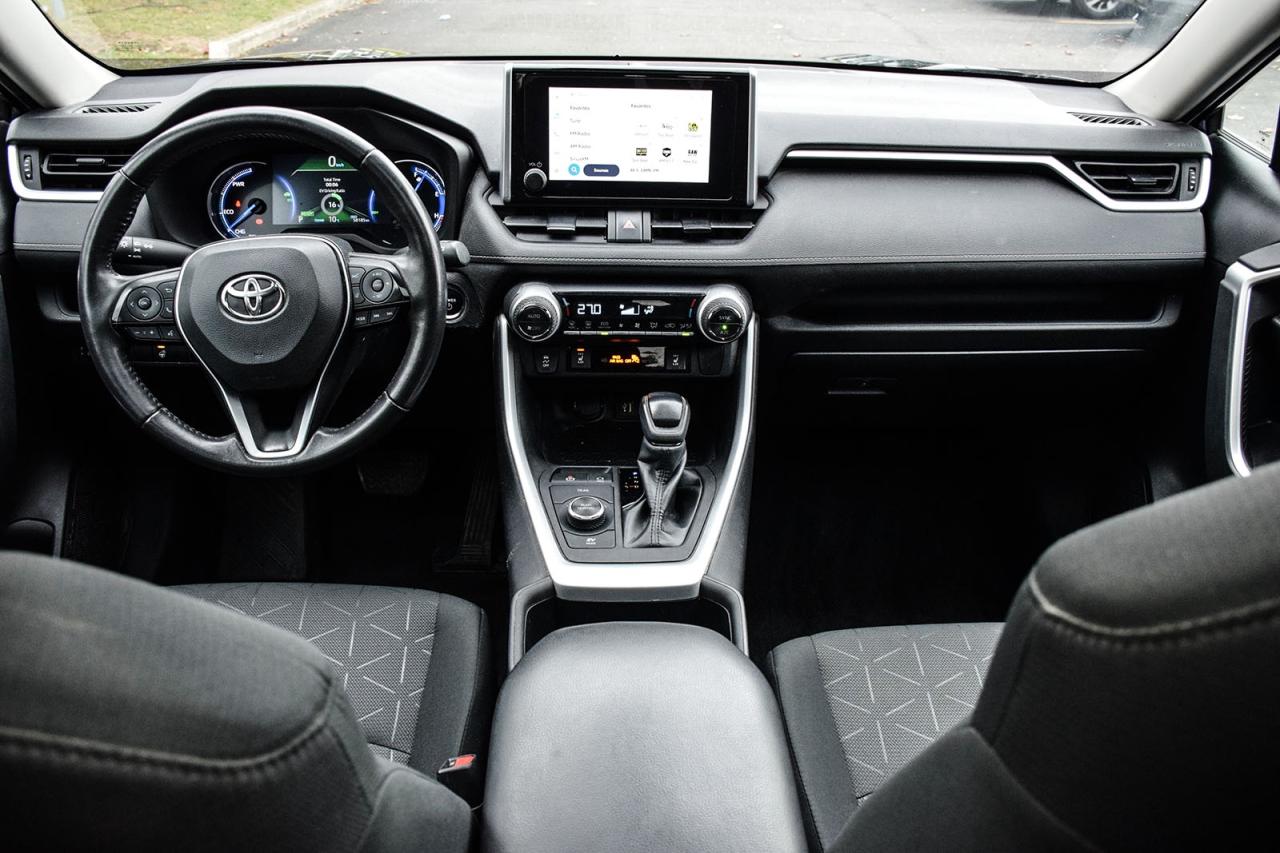 2023 Toyota RAV4 Hybrid XLE AWD / NO ACCIDENT /SUNROOF / CARPLAY / BSM Photo