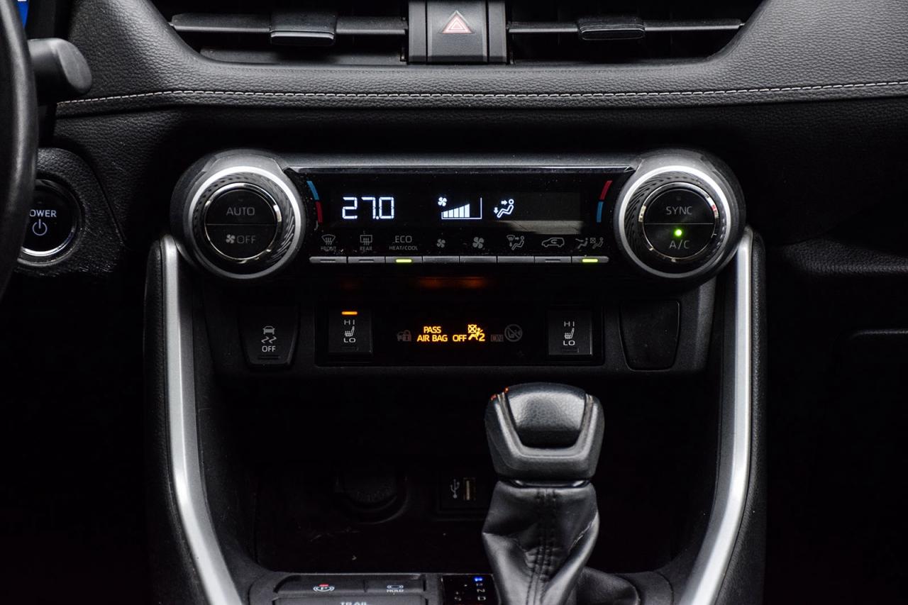 2023 Toyota RAV4 Hybrid XLE AWD / NO ACCIDENT /SUNROOF / CARPLAY / BSM Photo