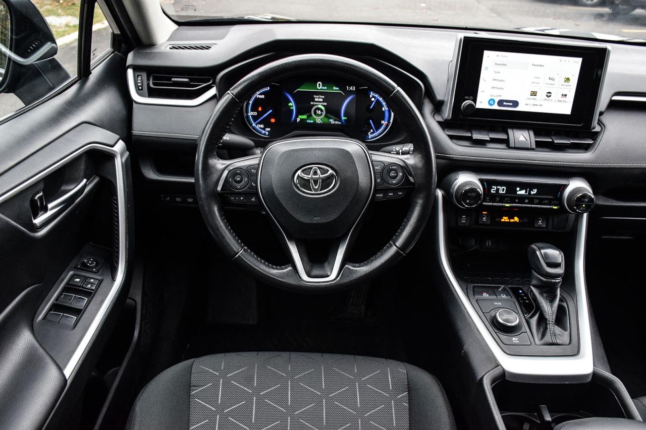 2023 Toyota RAV4 Hybrid XLE AWD / NO ACCIDENT /SUNROOF / CARPLAY / BSM Photo