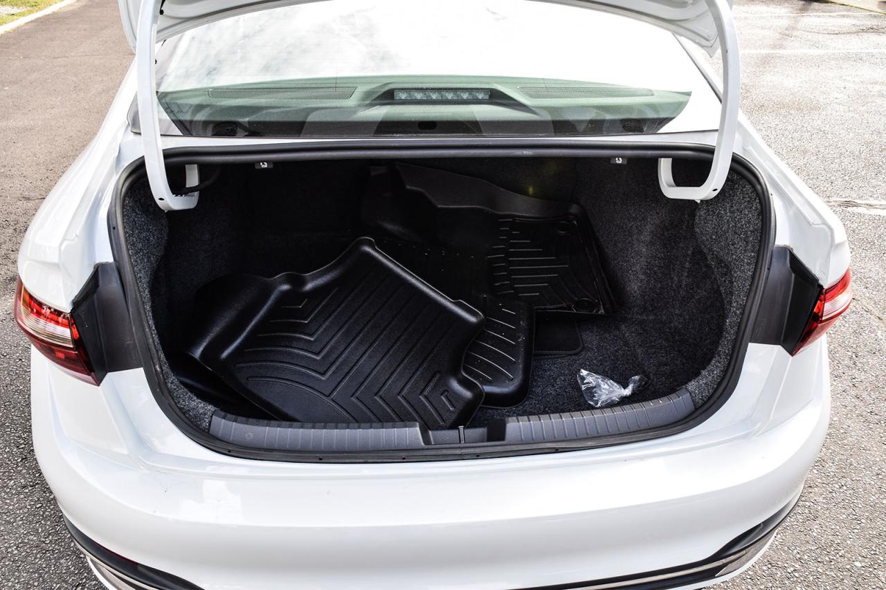 2025 Volkswagen Jetta Highline No Accident Pano Roof Beats Digital Dash Photo