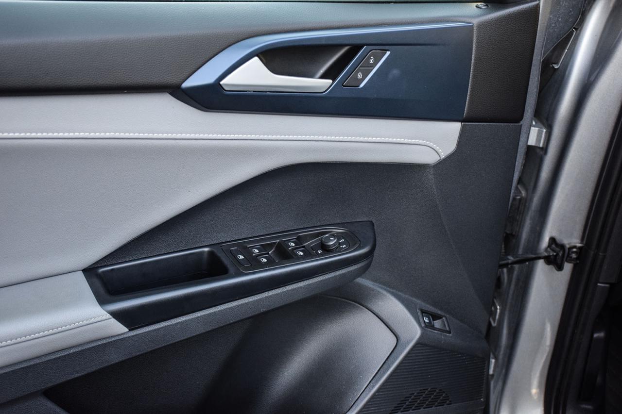 2024 Volkswagen Taos Comfortline PANO ROOF DIGITAL DASH ADAPTIVE CRUISE Photo