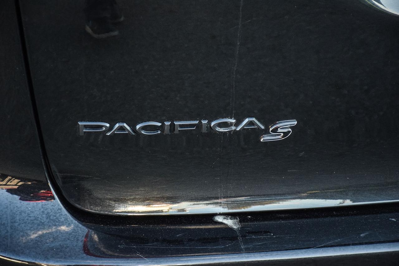 2023 Chrysler Pacifica Touring L NO ACCIDENT PANO ROOF LEATHER FCM LDW Photo