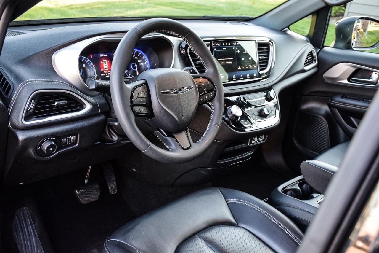 2023 Chrysler Pacifica Touring L NO ACCIDENT PANO ROOF LEATHER FCM LDW Photo