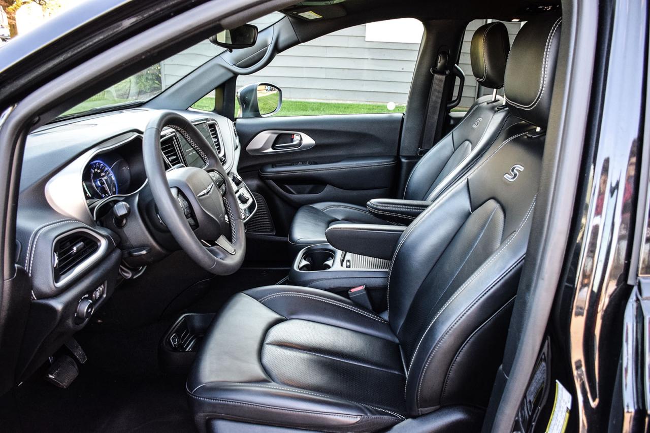 2023 Chrysler Pacifica Touring L NO ACCIDENT PANO ROOF LEATHER FCM LDW Photo