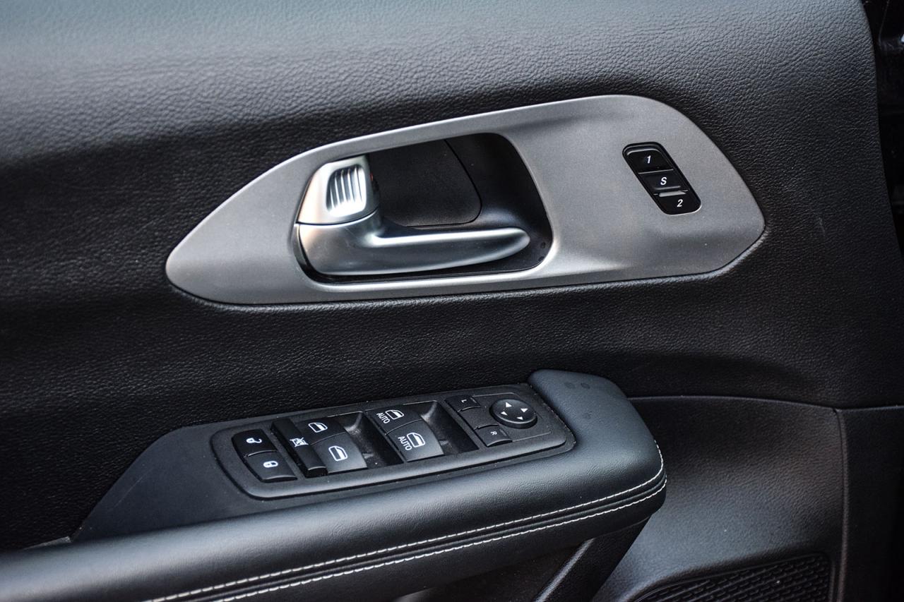 2023 Chrysler Pacifica Touring L NO ACCIDENT PANO ROOF LEATHER FCM LDW Photo