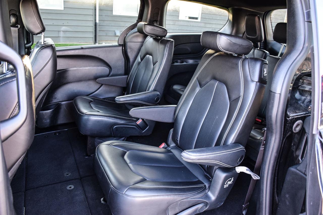 2023 Chrysler Pacifica Touring L NO ACCIDENT PANO ROOF LEATHER FCM LDW Photo