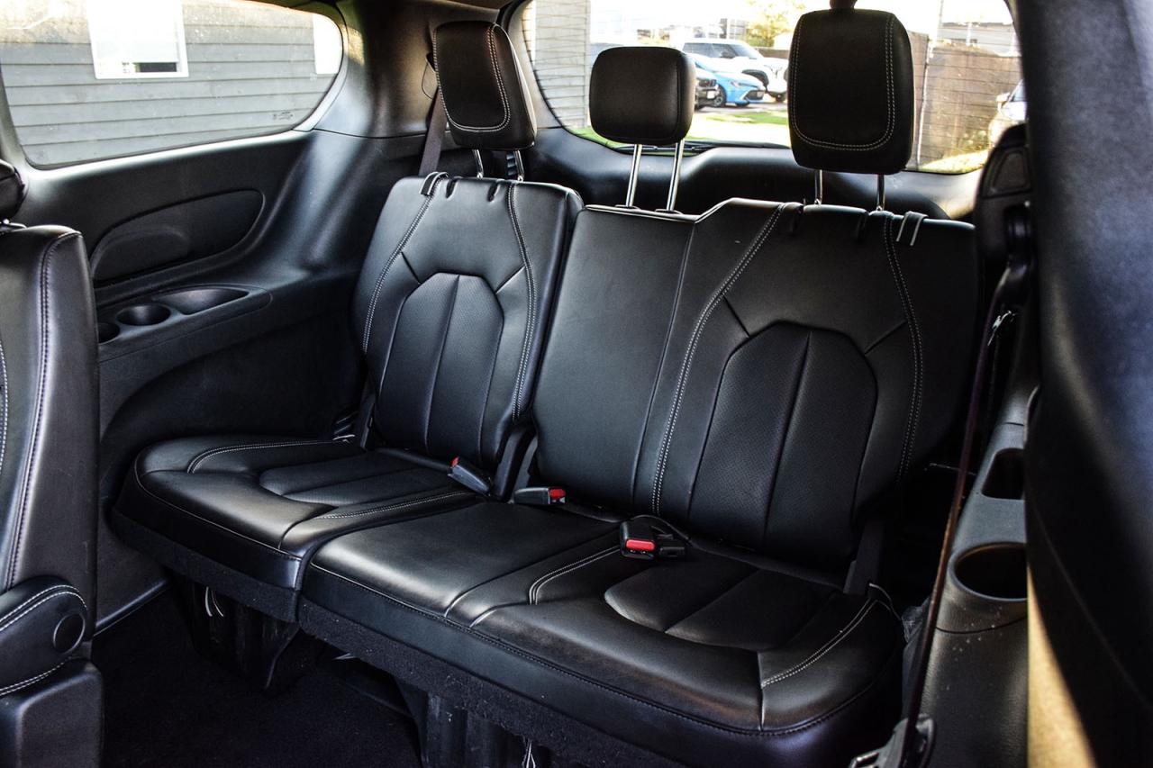 2023 Chrysler Pacifica Touring L NO ACCIDENT PANO ROOF LEATHER FCM LDW Photo