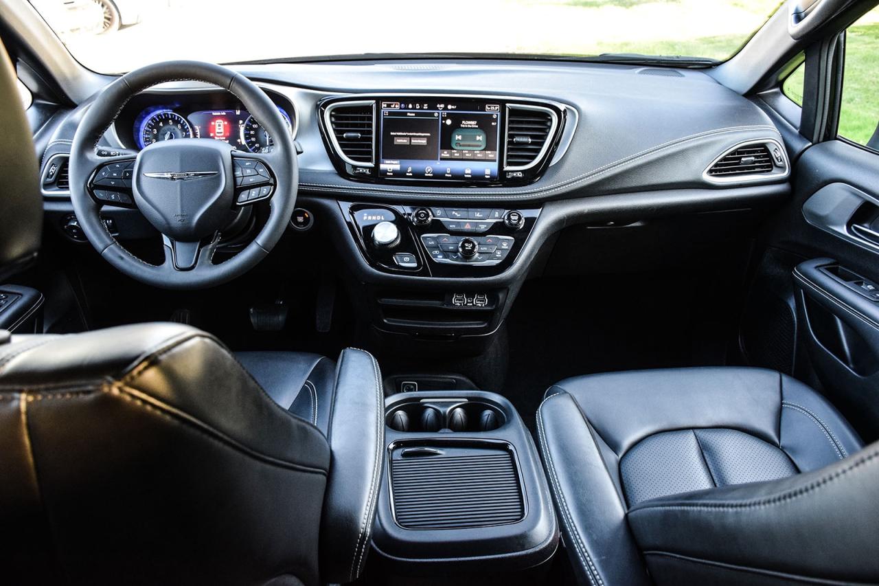 2023 Chrysler Pacifica Touring L NO ACCIDENT PANO ROOF LEATHER FCM LDW Photo