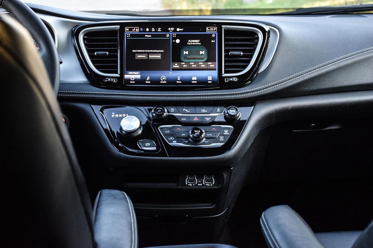 2023 Chrysler Pacifica Touring L NO ACCIDENT PANO ROOF LEATHER FCM LDW Photo