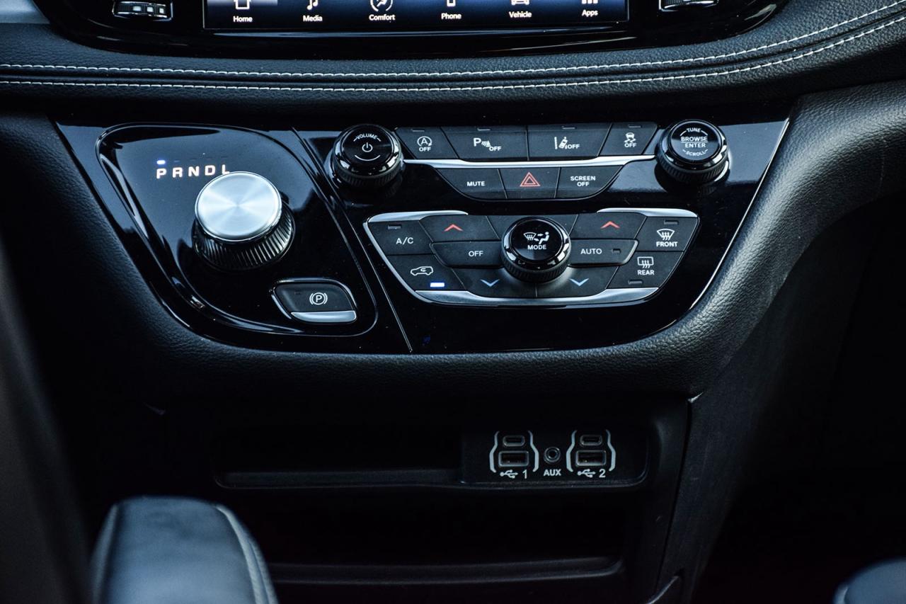 2023 Chrysler Pacifica Touring L NO ACCIDENT PANO ROOF LEATHER FCM LDW Photo