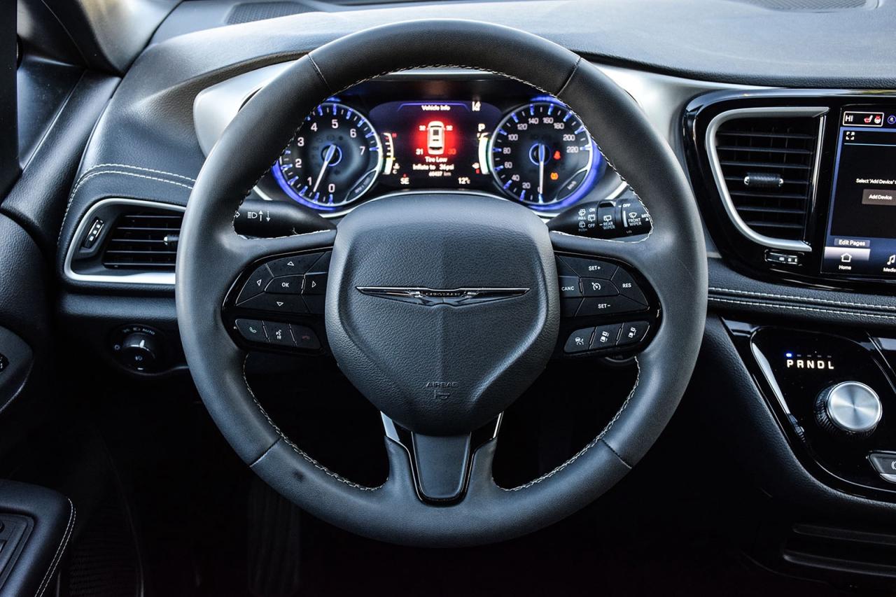 2023 Chrysler Pacifica Touring L NO ACCIDENT PANO ROOF LEATHER FCM LDW Photo