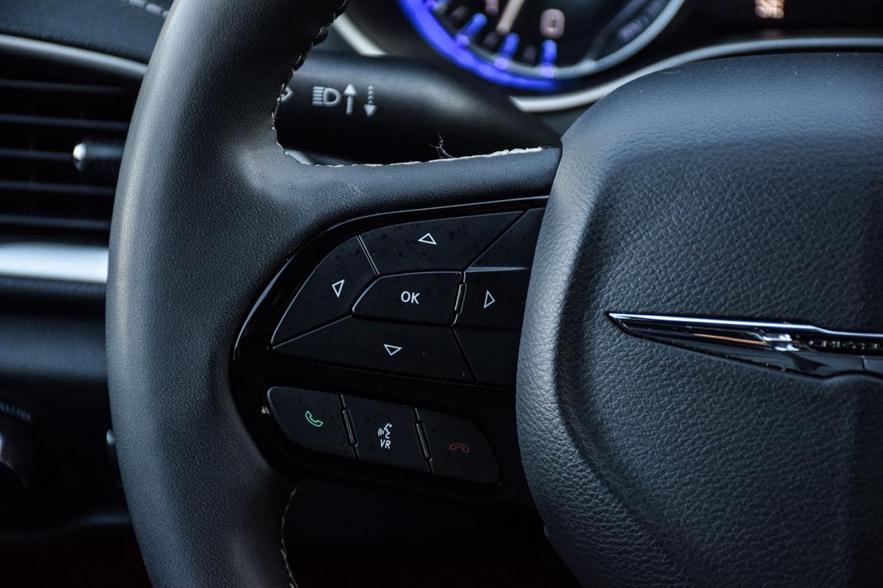 2023 Chrysler Pacifica Touring L NO ACCIDENT PANO ROOF LEATHER FCM LDW Photo