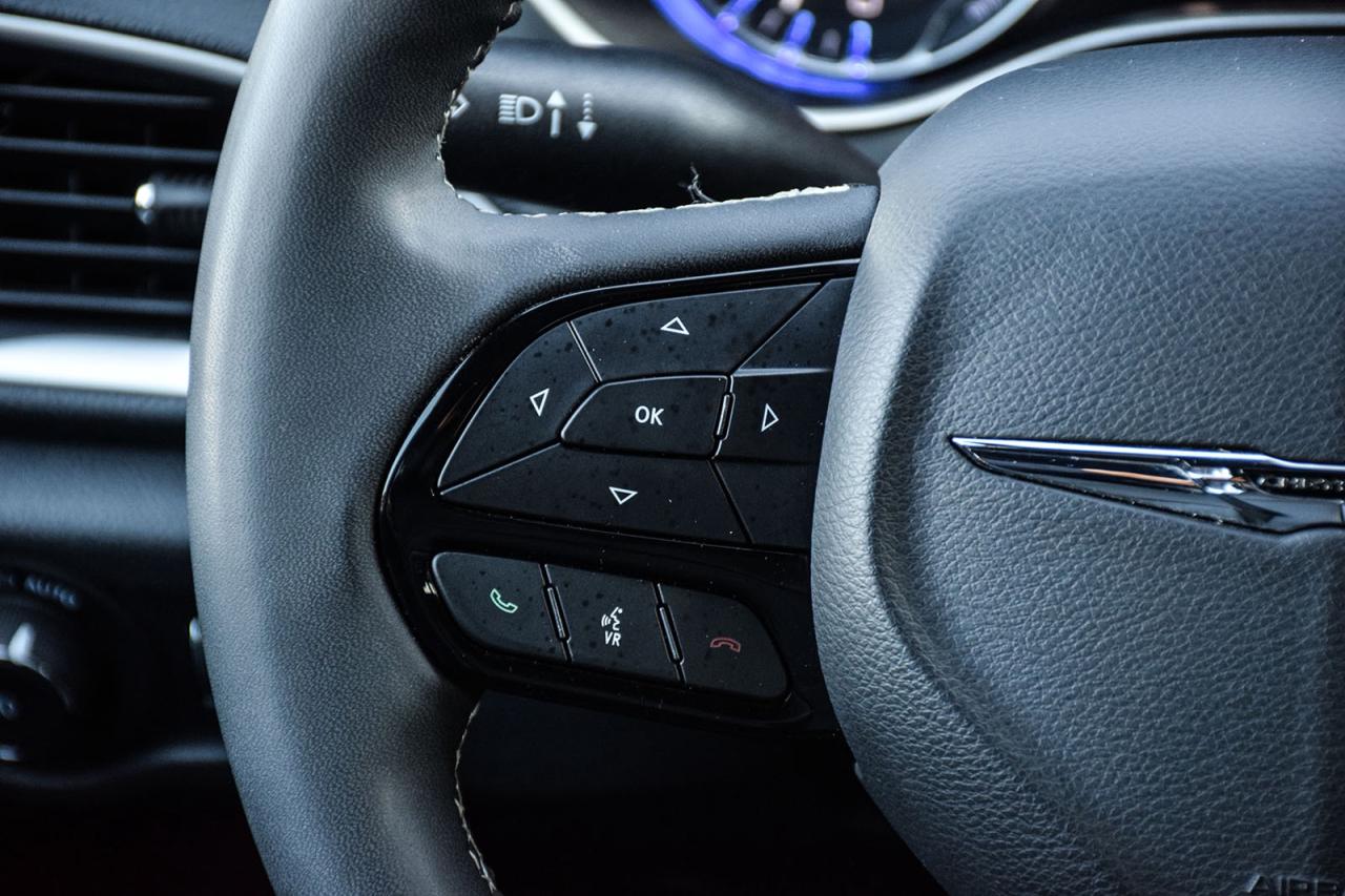 2023 Chrysler Pacifica Touring L NO ACCIDENT PANO ROOF LEATHER FCM LDW Photo