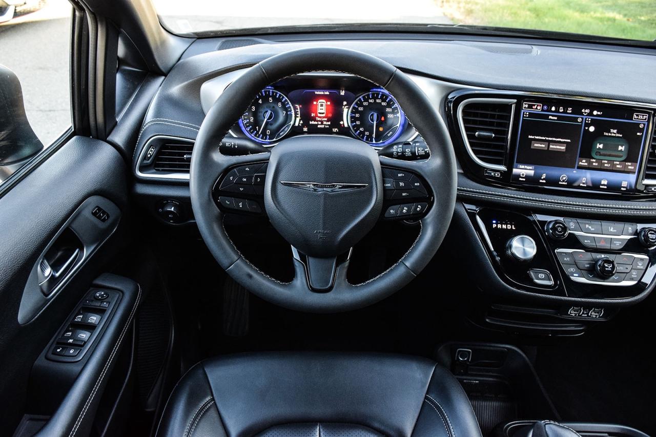 2023 Chrysler Pacifica Touring L NO ACCIDENT PANO ROOF LEATHER FCM LDW Photo