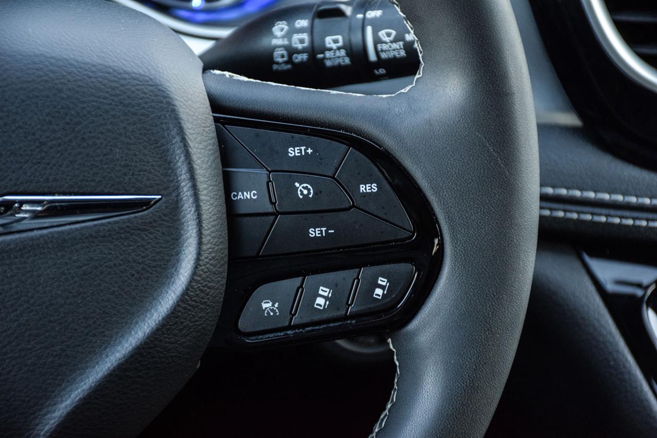 2023 Chrysler Pacifica Touring L NO ACCIDENT PANO ROOF LEATHER FCM LDW Photo