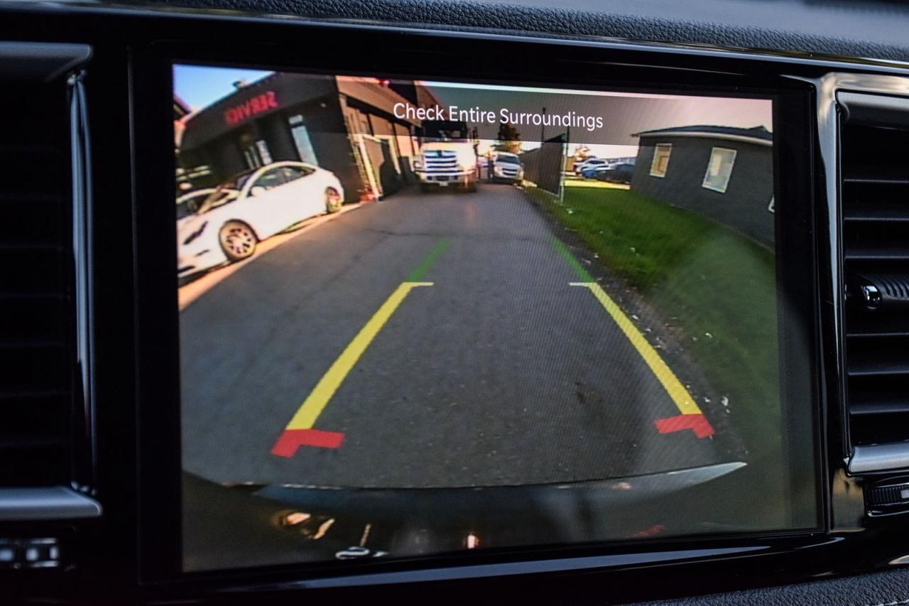 2023 Chrysler Pacifica Touring L NO ACCIDENT PANO ROOF LEATHER FCM LDW Photo