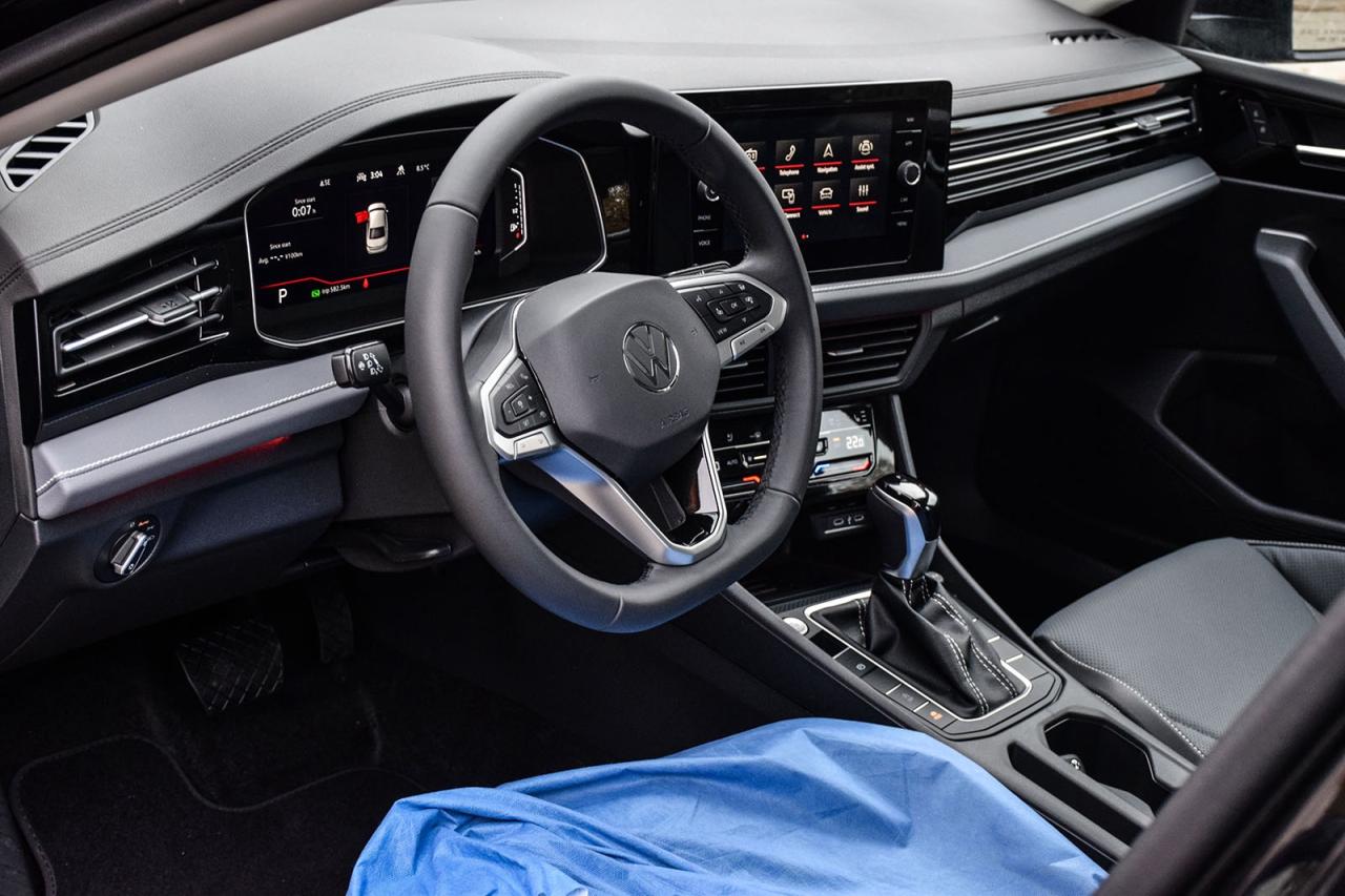 2026 Volkswagen Jetta HIGHLINE / CLEAN CARFAX / SUNROOF / LEATHER / NAVI Photo