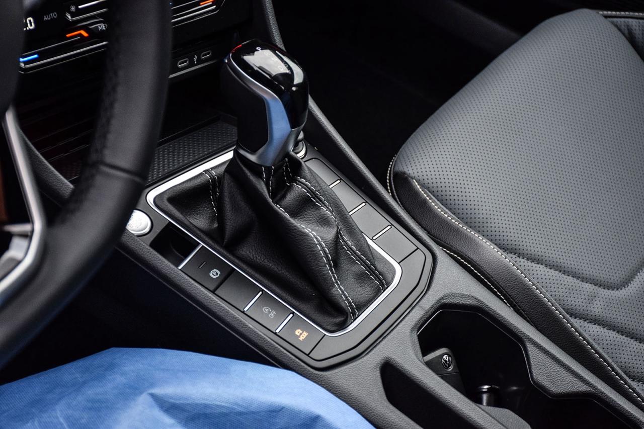 2026 Volkswagen Jetta HIGHLINE / CLEAN CARFAX / SUNROOF / LEATHER / NAVI Photo