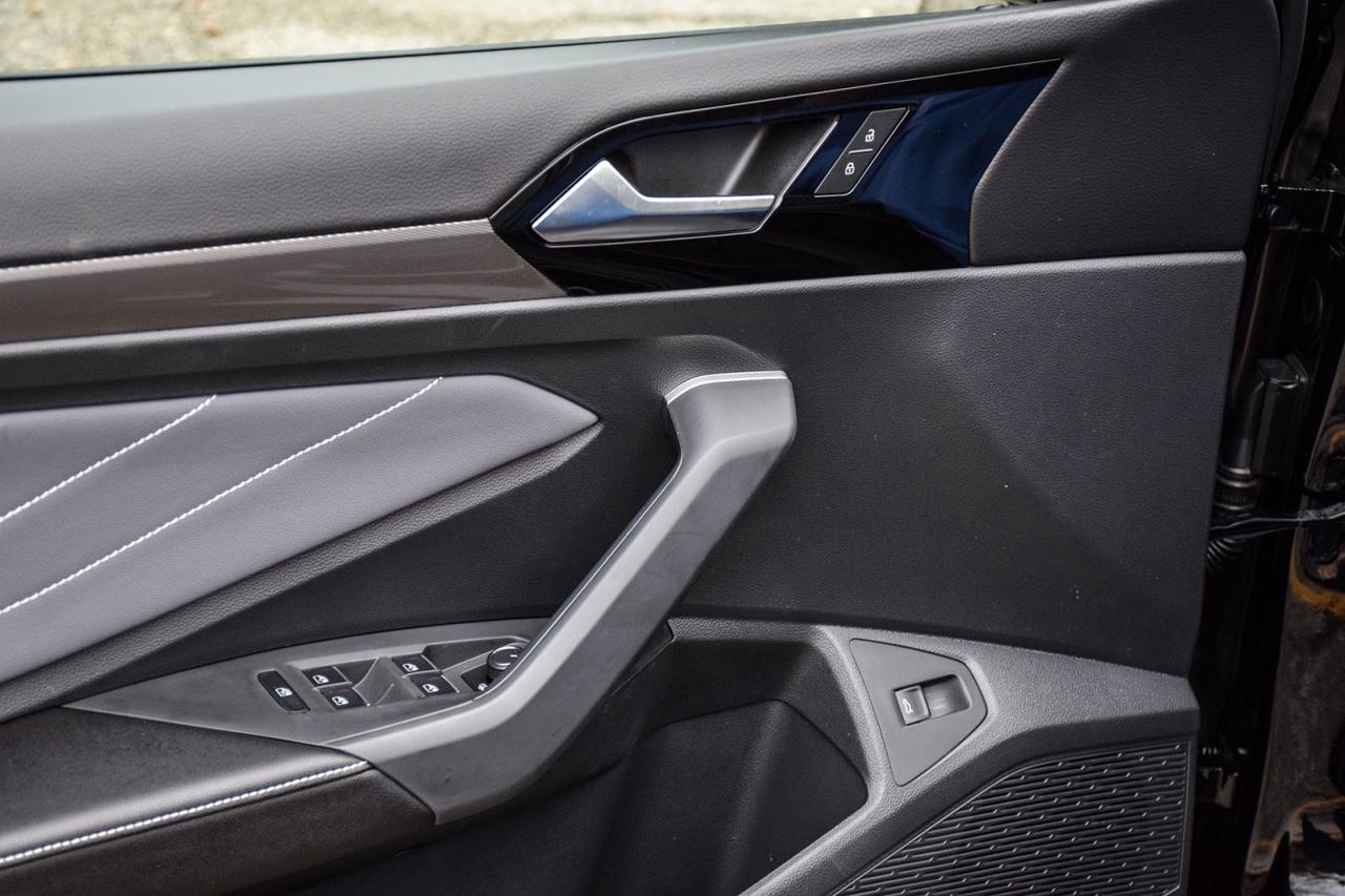 2026 Volkswagen Jetta HIGHLINE / CLEAN CARFAX / SUNROOF / LEATHER / NAVI Photo