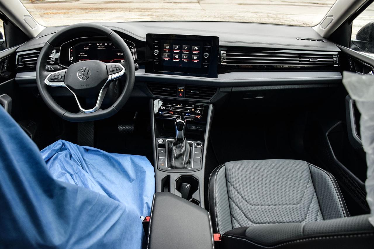 2026 Volkswagen Jetta HIGHLINE / CLEAN CARFAX / SUNROOF / LEATHER / NAVI Photo