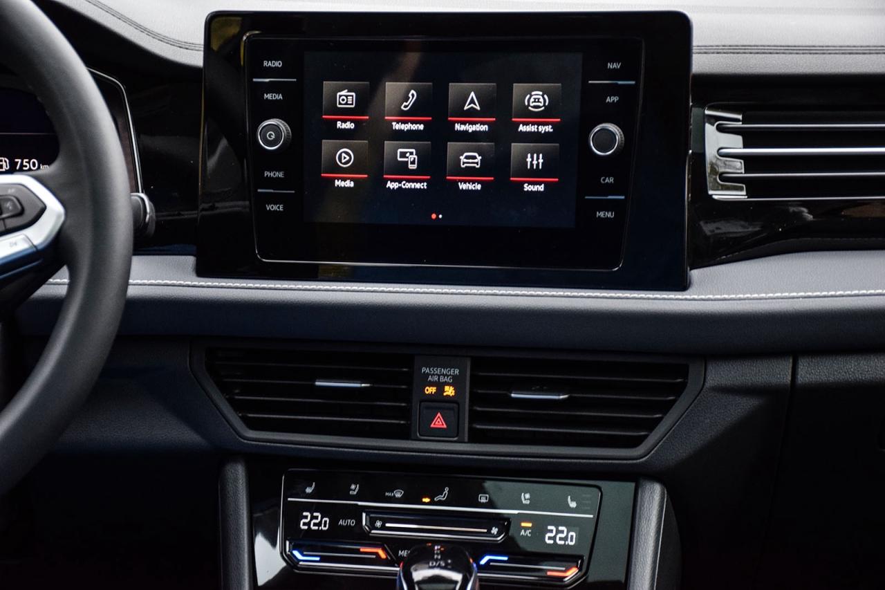 2026 Volkswagen Jetta HIGHLINE / CLEAN CARFAX / SUNROOF / LEATHER / NAVI Photo