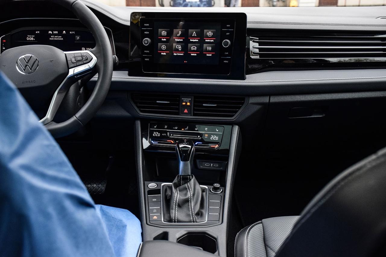 2026 Volkswagen Jetta HIGHLINE / CLEAN CARFAX / SUNROOF / LEATHER / NAVI Photo