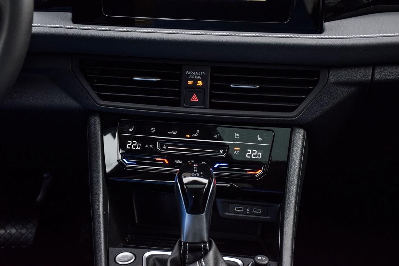 2026 Volkswagen Jetta HIGHLINE / CLEAN CARFAX / SUNROOF / LEATHER / NAVI Photo