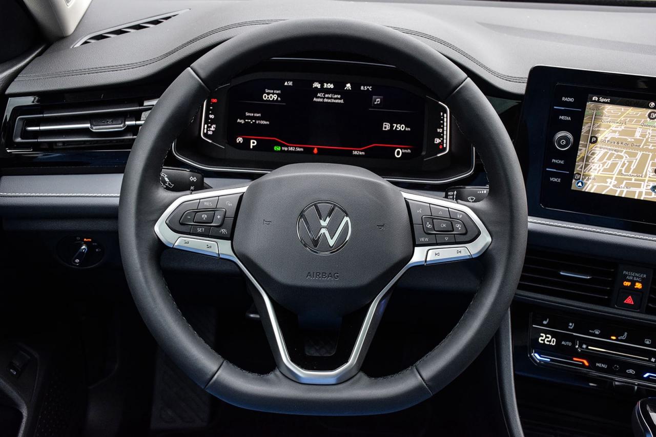 2026 Volkswagen Jetta HIGHLINE / CLEAN CARFAX / SUNROOF / LEATHER / NAVI Photo