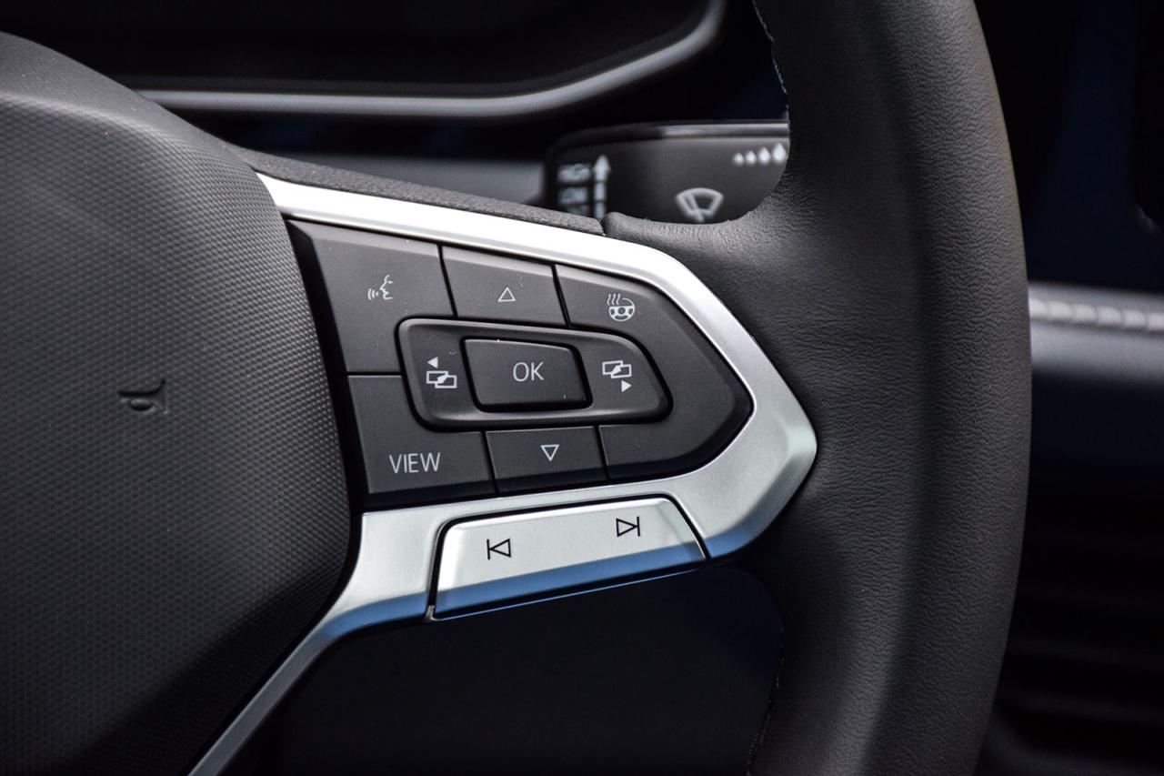 2026 Volkswagen Jetta HIGHLINE / CLEAN CARFAX / SUNROOF / LEATHER / NAVI Photo