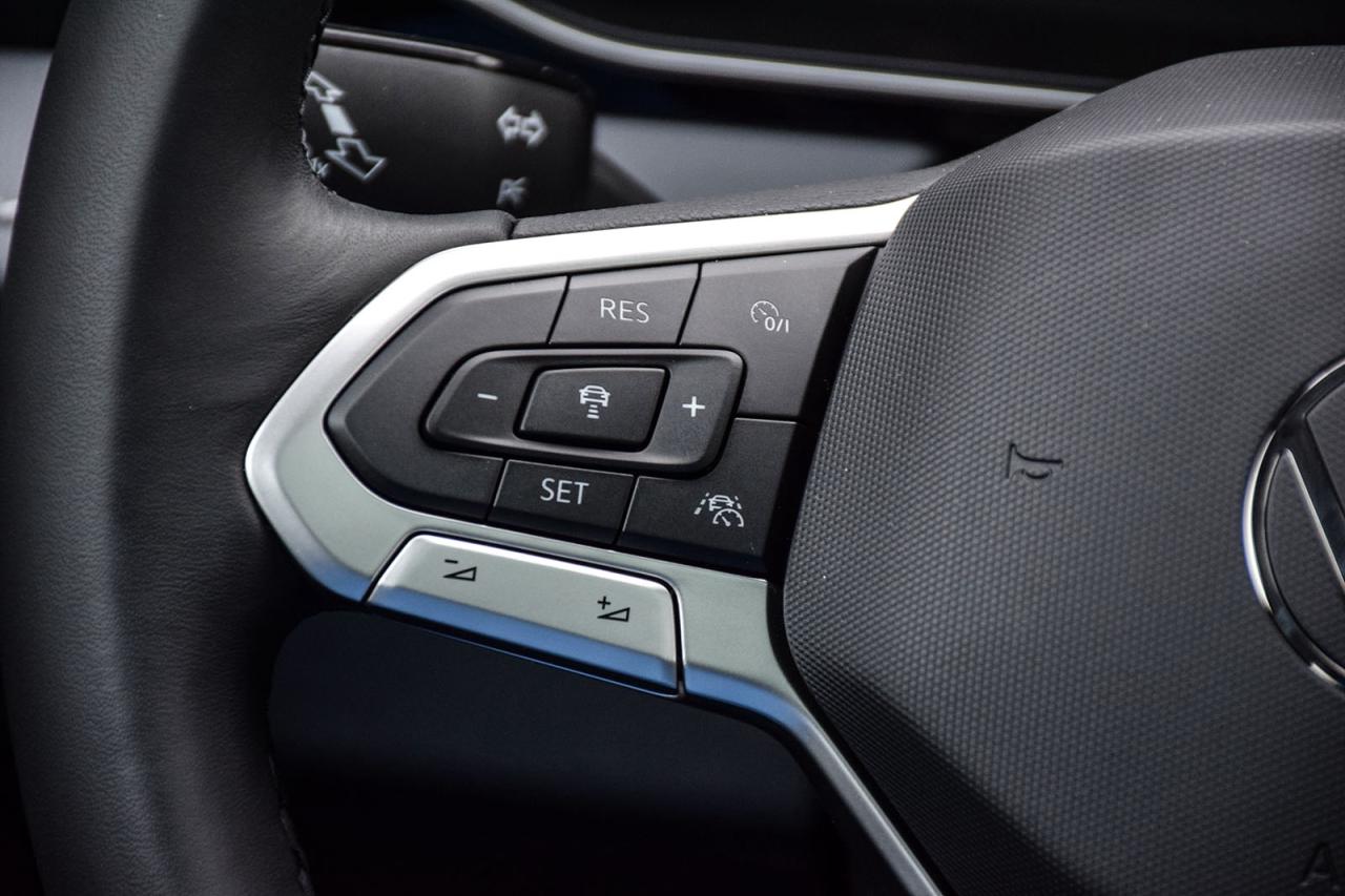 2026 Volkswagen Jetta HIGHLINE / CLEAN CARFAX / SUNROOF / LEATHER / NAVI Photo