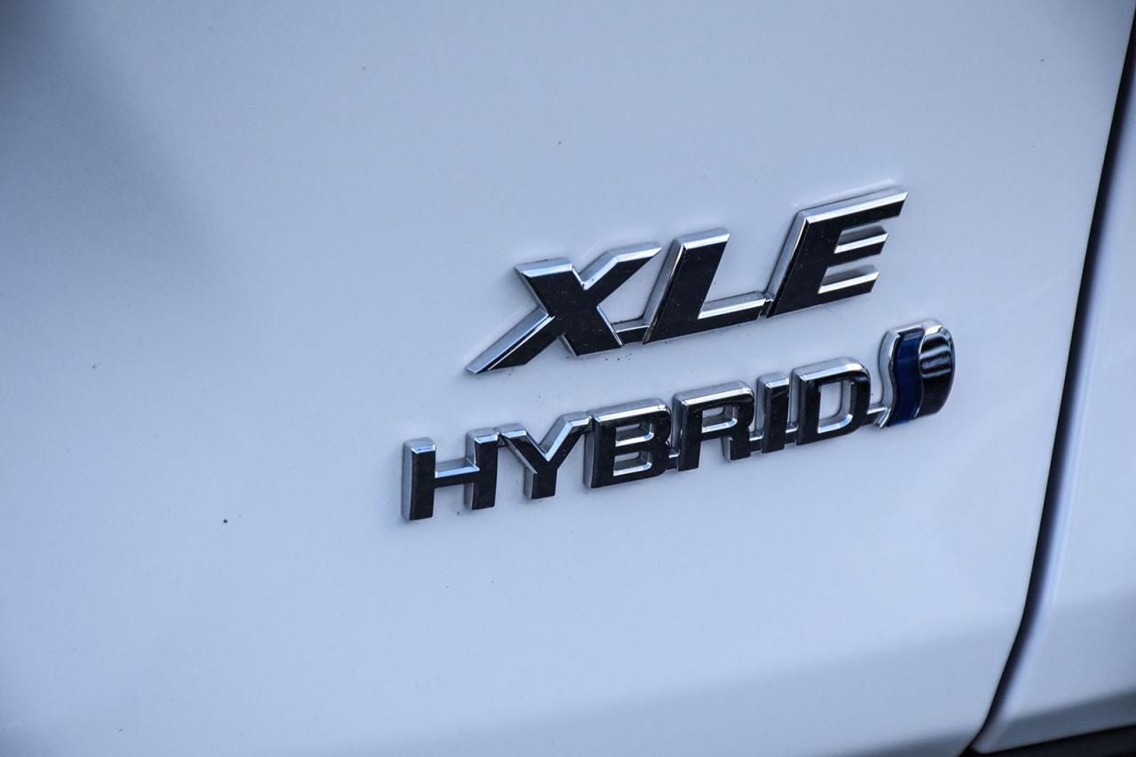 2023 Toyota RAV4 Hybrid XLE AWD / SUNROOF / CARPLAY / BSM Photo