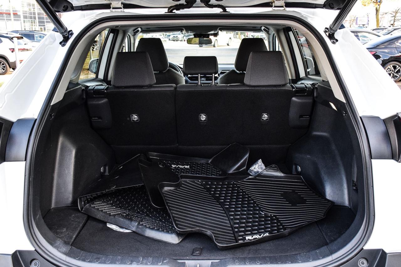 2023 Toyota RAV4 Hybrid XLE AWD / SUNROOF / CARPLAY / BSM Photo