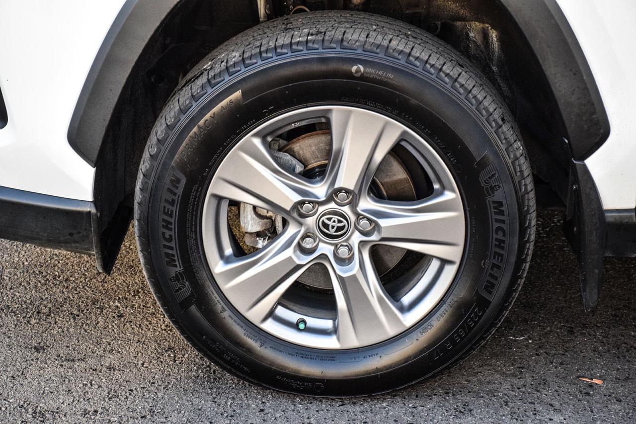 2023 Toyota RAV4 Hybrid XLE AWD / SUNROOF / CARPLAY / BSM Photo