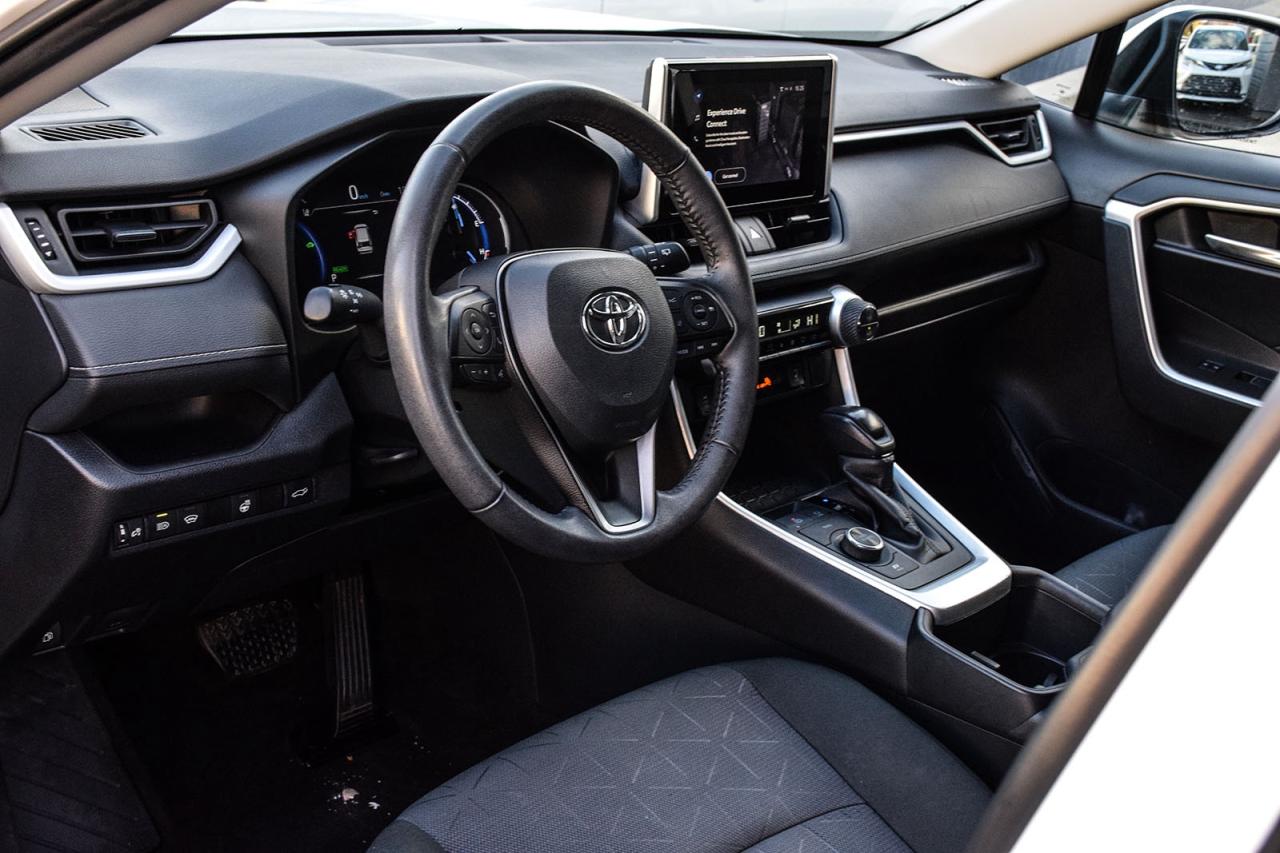 2023 Toyota RAV4 Hybrid XLE AWD / SUNROOF / CARPLAY / BSM Photo